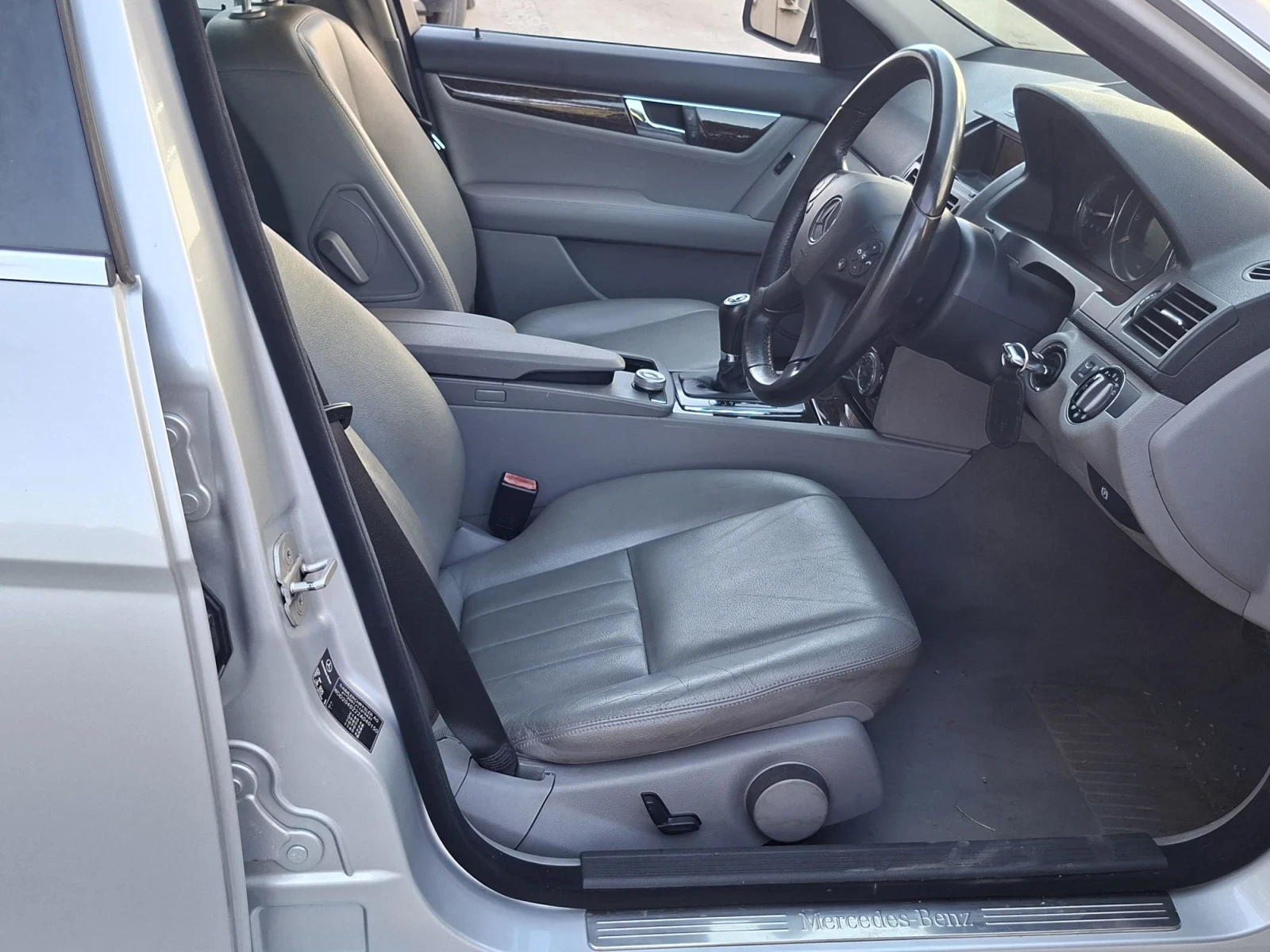 Mercedes-Benz C 320, снимка 9 - Автомобили и джипове - 55783168