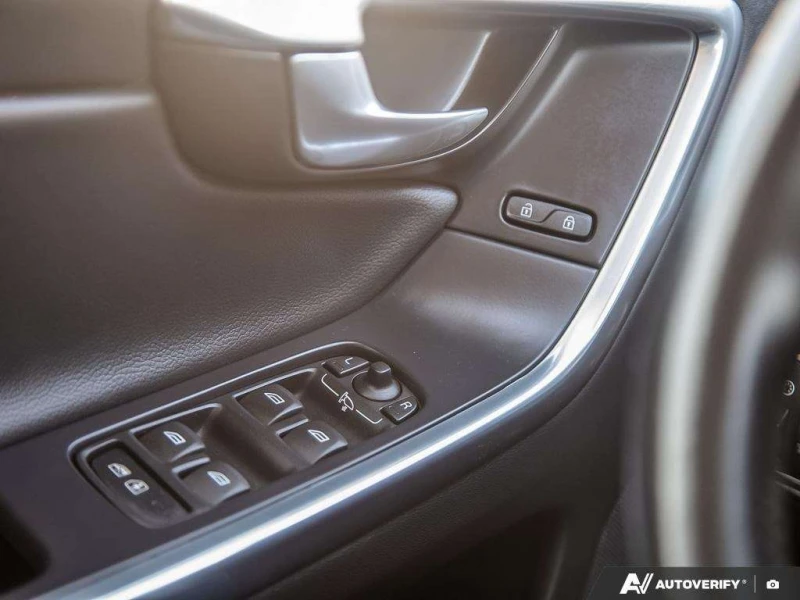 Volvo XC60 * ПОДГРЕВ * ПАНОРАМА * OT ПРЕДСТАВИТЕЛСТВО, снимка 14 - Автомобили и джипове - 53339478