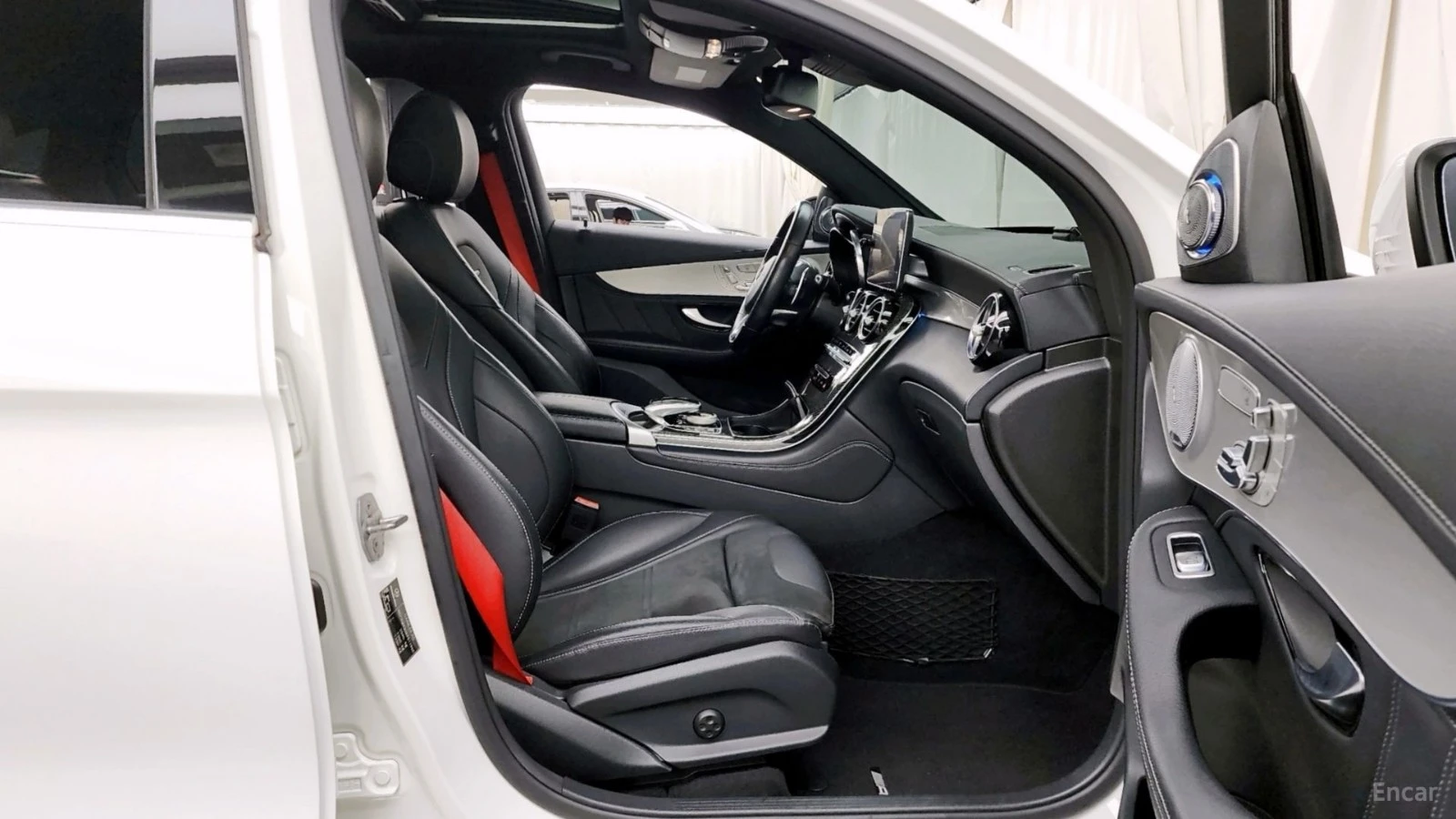 Mercedes-Benz GLC 63 AMG S* 4MATIC* DISTRONIC* ПОДГРЕВ* 360* КАМЕРА* , снимка 9 - Автомобили и джипове - 55464572