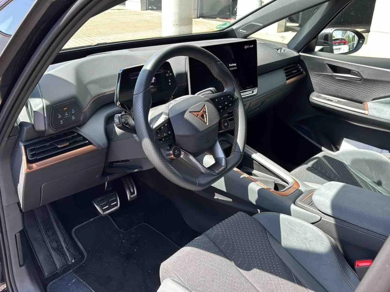 Cupra Born VZ/326HP/PANO/HEAD-UP/AMBI/360/CARPLAY/179f, снимка 10 - Автомобили и джипове - 50685574