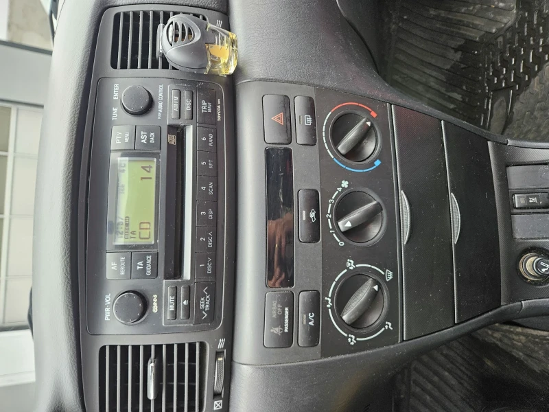 Toyota Corolla D-4D, снимка 11 - Автомобили и джипове - 53440794