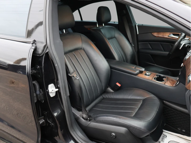 Mercedes-Benz CLS 400 4MATIC* Black on Black* Подгрев* Масажи* Пера* , снимка 15 - Автомобили и джипове - 53521394