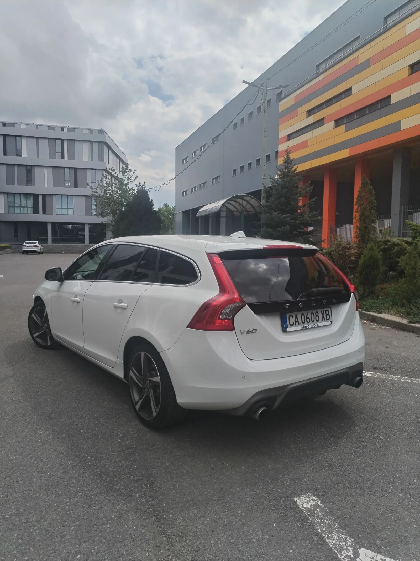 Volvo V60 R DESIGN 133хил. км. УНИКАТ  - изображение 7