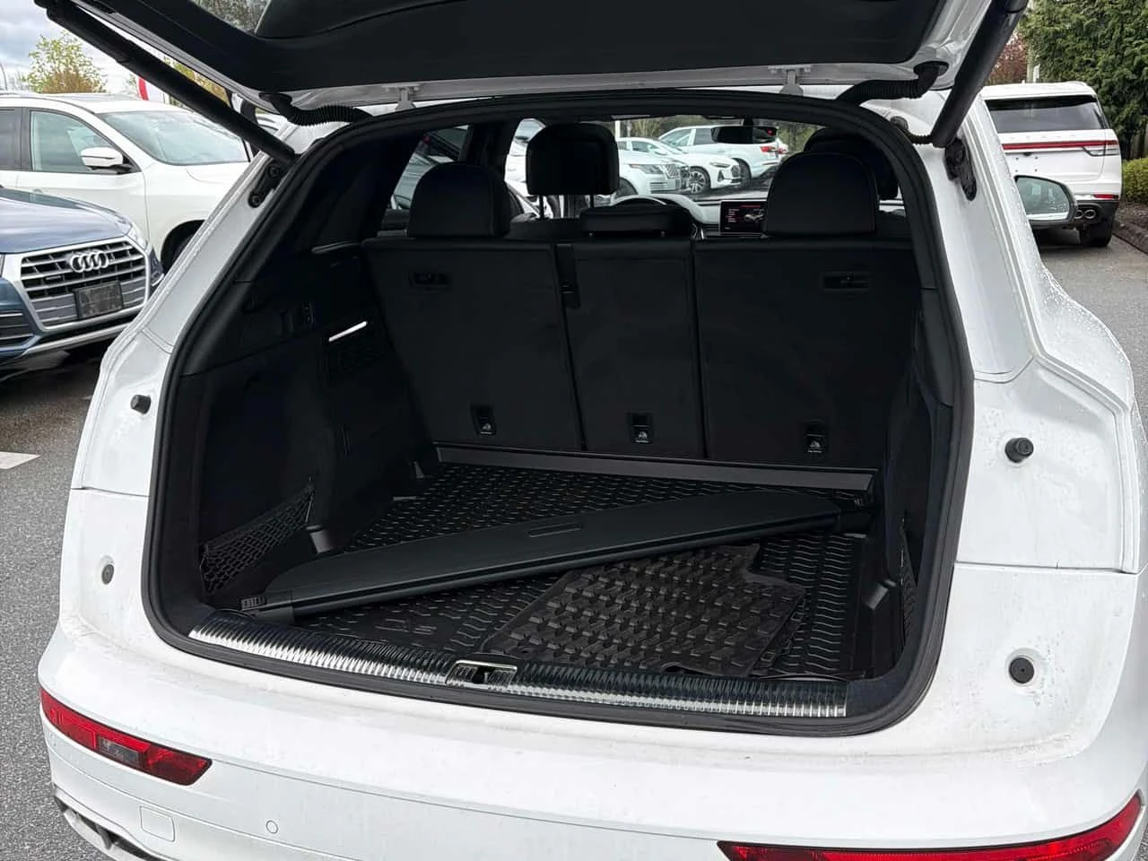 Audi SQ5 * Technik * BANG&OLUFSEN* 360* NAVI* PANO* , снимка 13 - Автомобили и джипове - 54184908