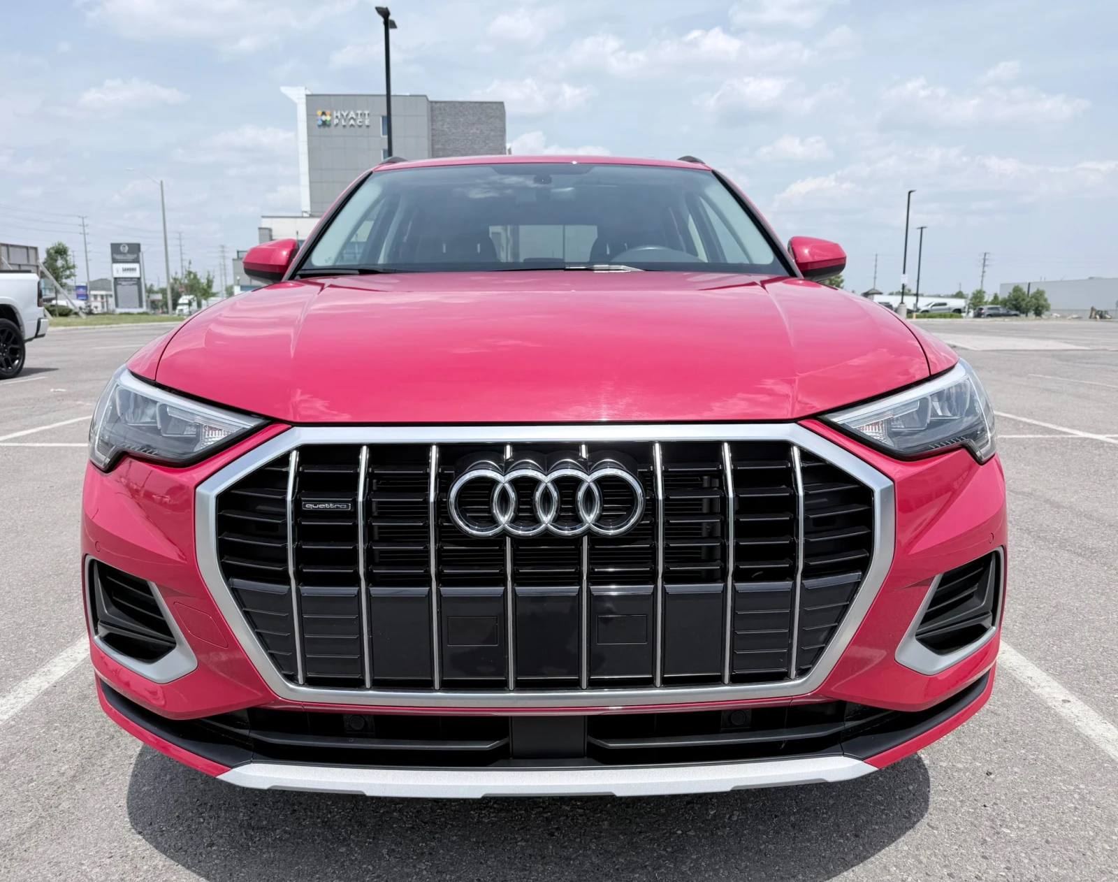 Audi Q3 Komfort * Keyless * CARFAX * АВТО КРЕДИТ * , снимка 2 - Автомобили и джипове - 54796527