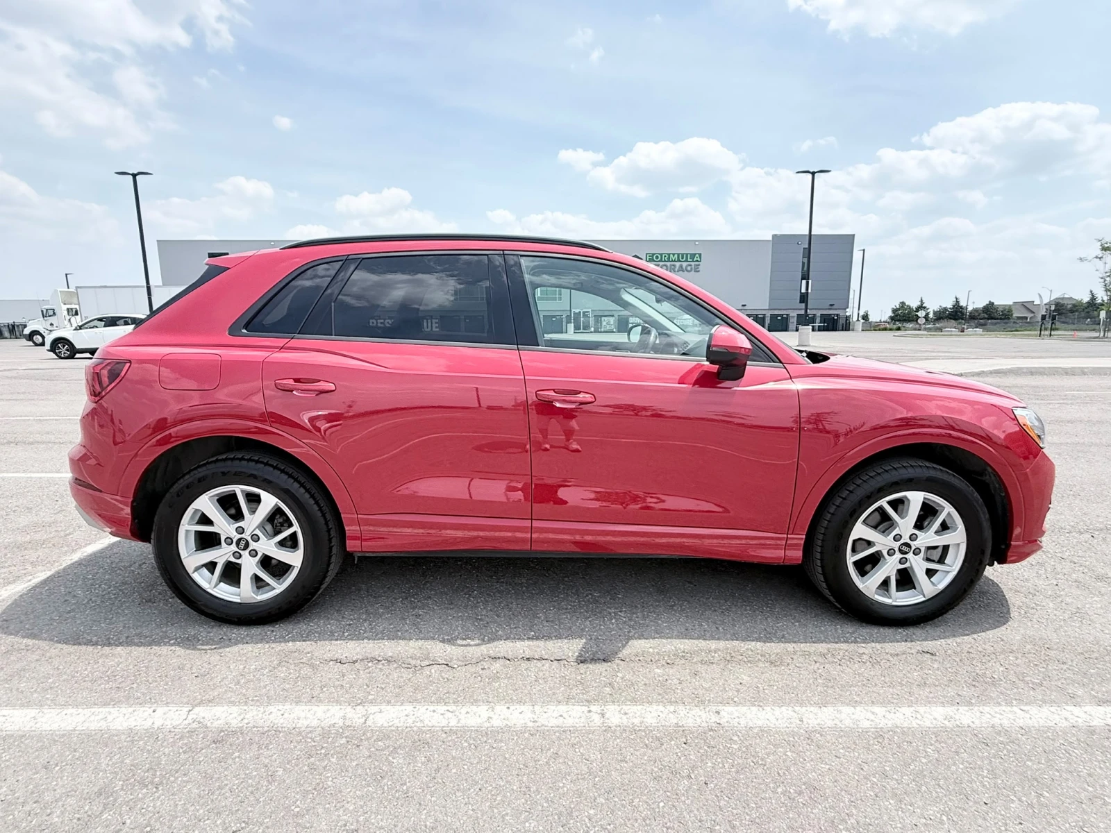 Audi Q3 Komfort * Keyless * CARFAX * АВТО КРЕДИТ * , снимка 3 - Автомобили и джипове - 54796527