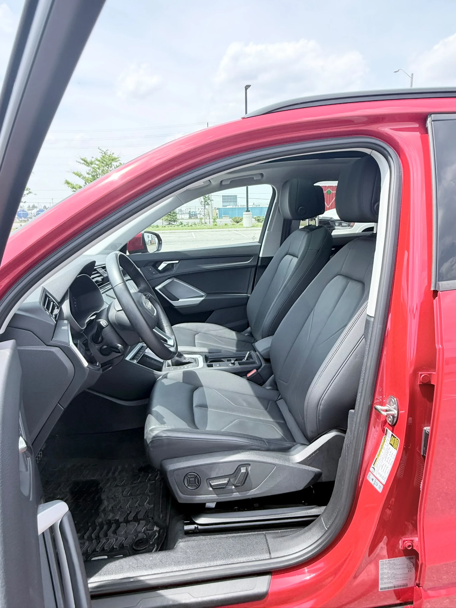 Audi Q3 Komfort * Keyless * CARFAX * АВТО КРЕДИТ * , снимка 9 - Автомобили и джипове - 54796527