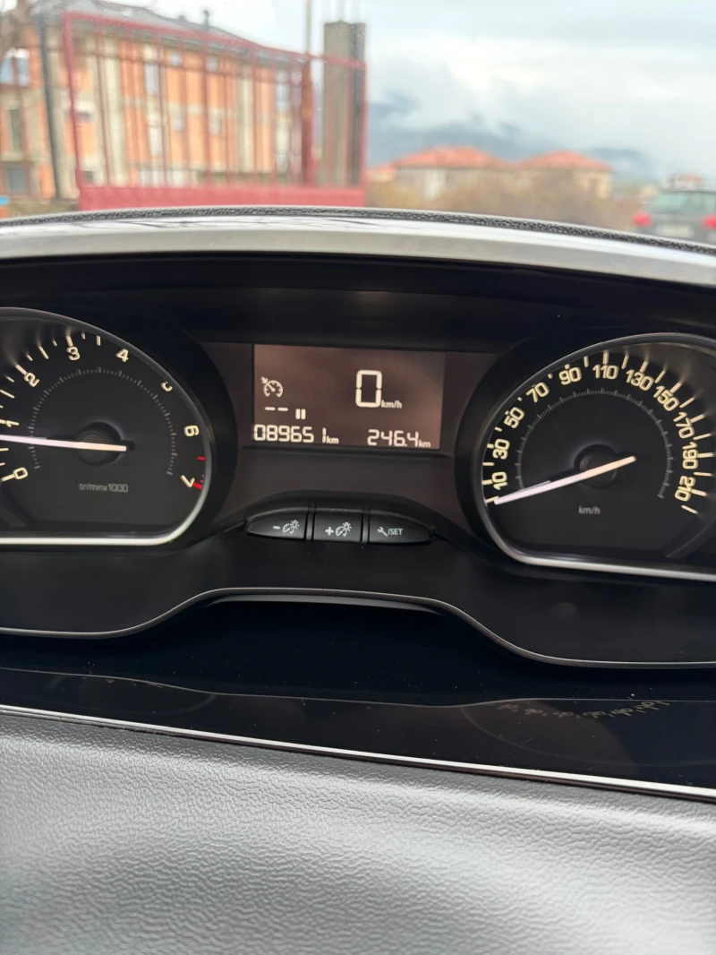 Peugeot 208 1.2 ПЕРФЕКТНО СЪСТОЯНИЕ!, снимка 10 - Автомобили и джипове - 52682087