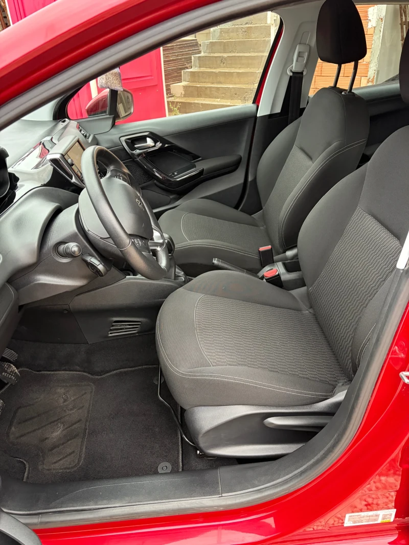 Peugeot 208 1.2 ПЕРФЕКТНО СЪСТОЯНИЕ!, снимка 5 - Автомобили и джипове - 52682087