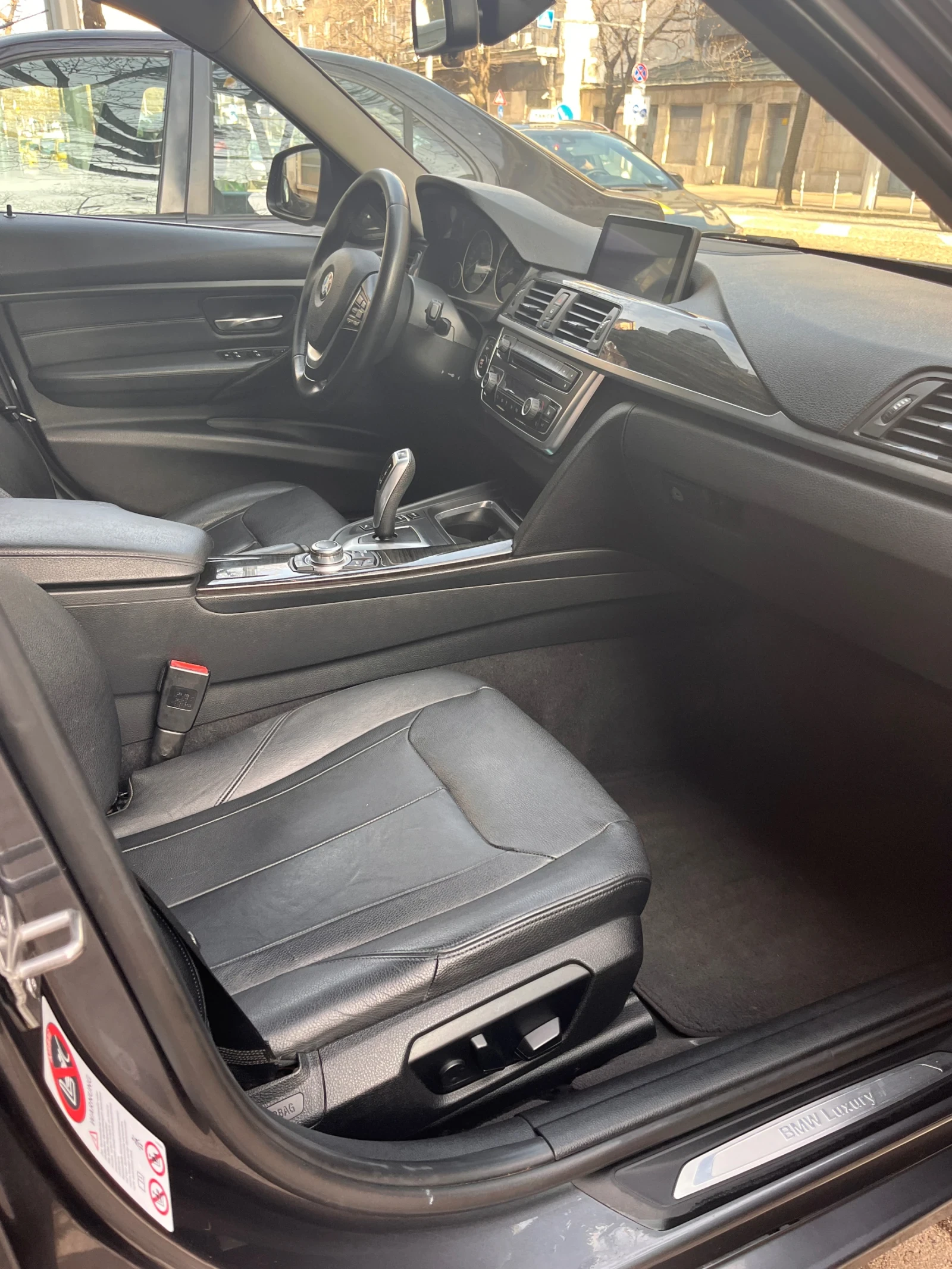 BMW 320 Luxury Line, снимка 8 - Автомобили и джипове - 54111786