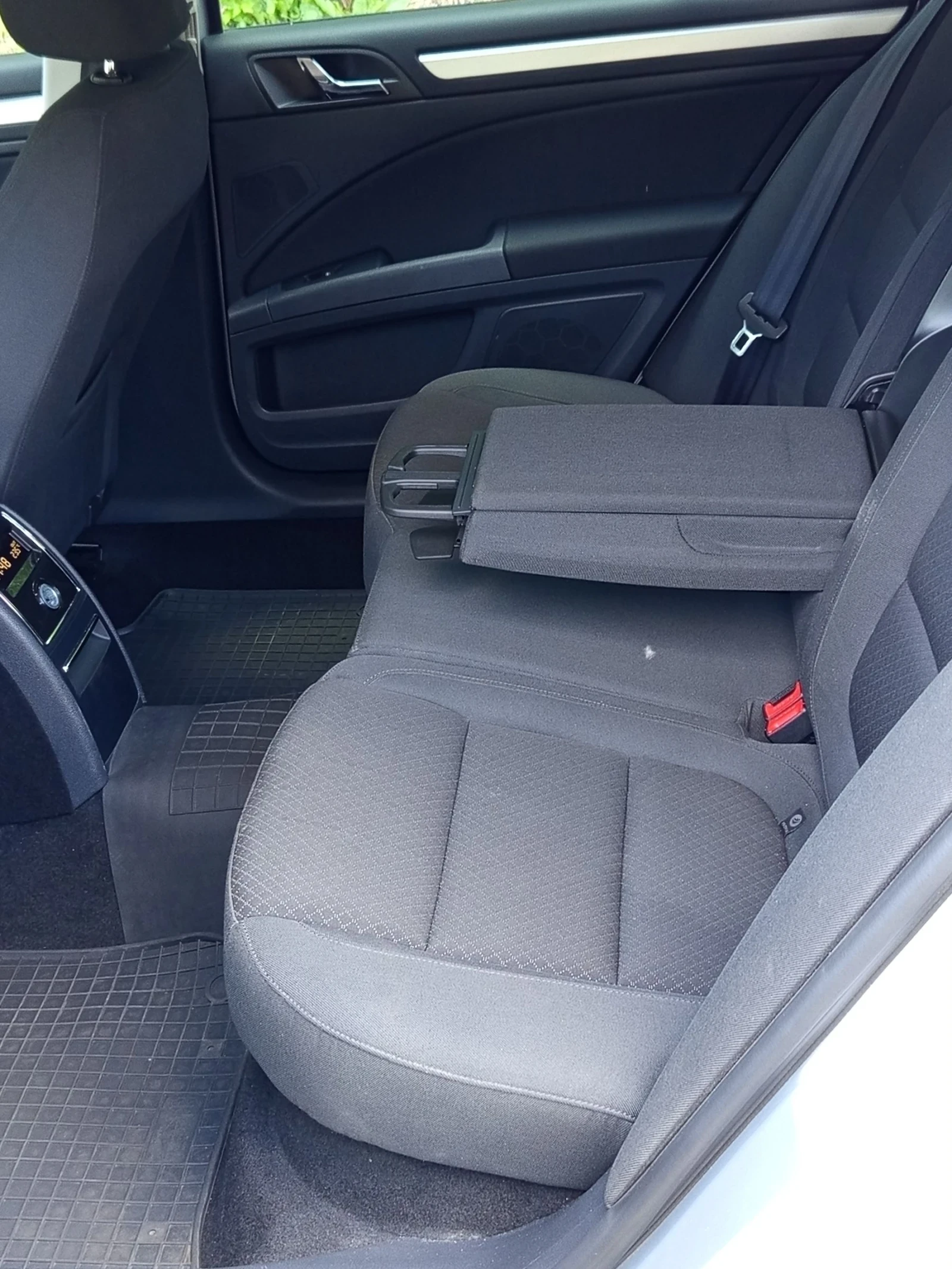 Skoda Superb 2.0 TDi-170 ps 4x4, снимка 10 - Автомобили и джипове - 54969048