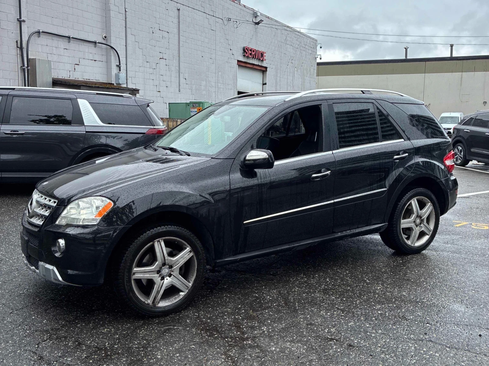 Mercedes-Benz ML 550 AMG * КАМЕРА * ПОДГРЕВИ * KEYLESS * CARFAX * , снимка 2 - Автомобили и джипове - 55080814