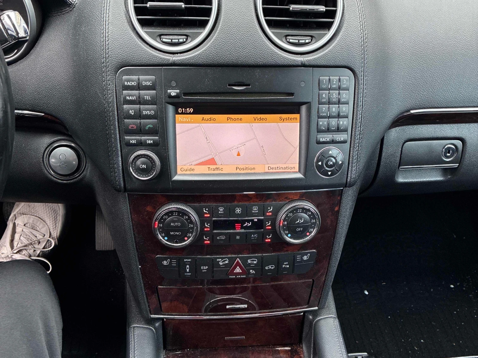 Mercedes-Benz ML 550 AMG * КАМЕРА * ПОДГРЕВИ * KEYLESS * CARFAX * , снимка 8 - Автомобили и джипове - 55080814