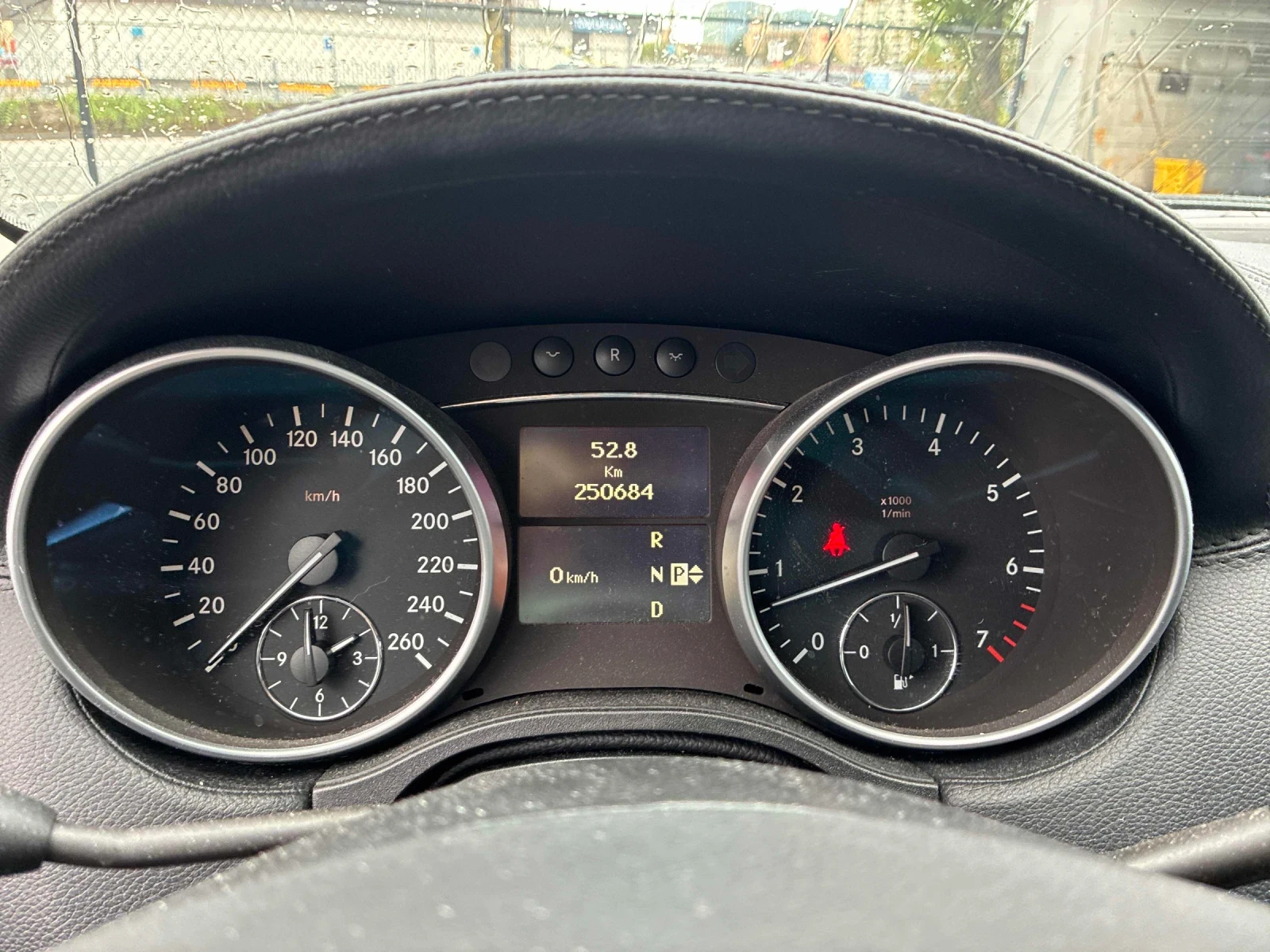 Mercedes-Benz ML 550 AMG * КАМЕРА * ПОДГРЕВИ * KEYLESS * CARFAX * , снимка 7 - Автомобили и джипове - 55080814