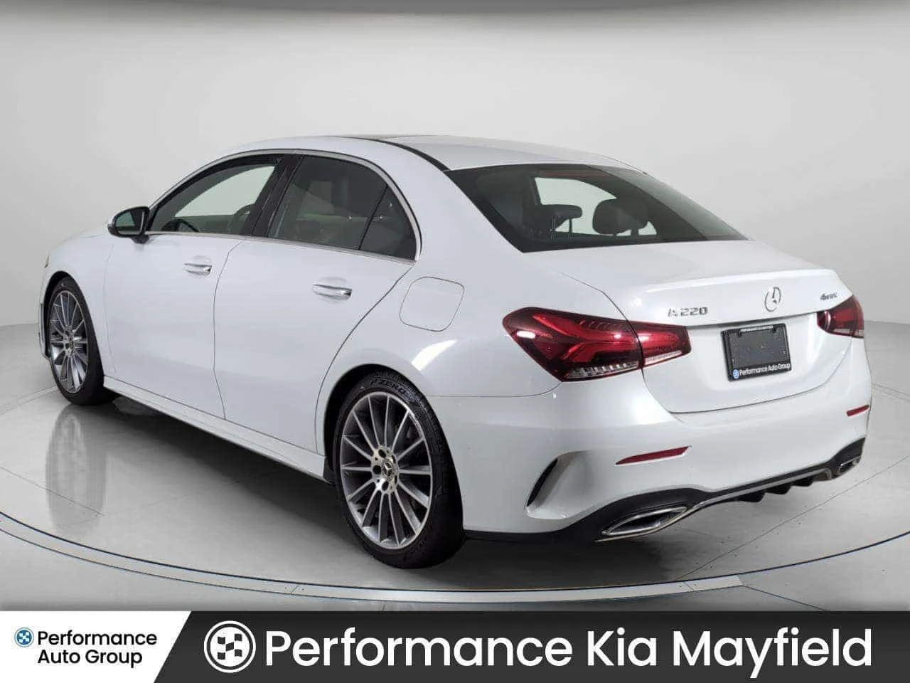 Mercedes-Benz A 220 4MATIC | Sunroof | AMG Pkg | CARFAX, снимка 7 - Автомобили и джипове - 56248407