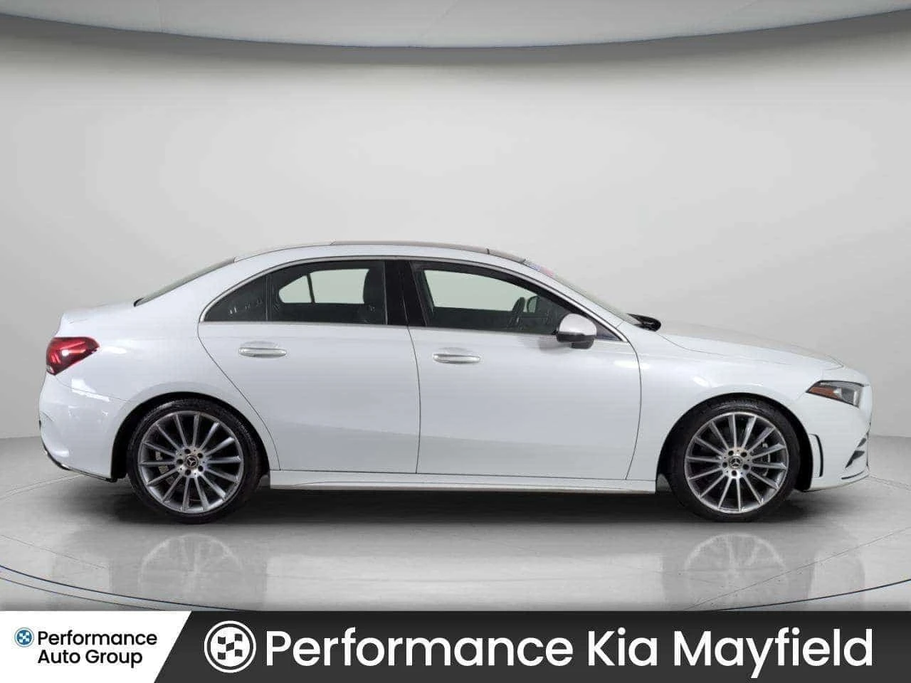 Mercedes-Benz A 220 4MATIC | Sunroof | AMG Pkg | CARFAX, снимка 4 - Автомобили и джипове - 56248407