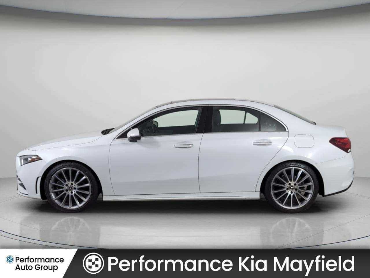 Mercedes-Benz A 220 4MATIC | Sunroof | AMG Pkg | CARFAX, снимка 8 - Автомобили и джипове - 56248407