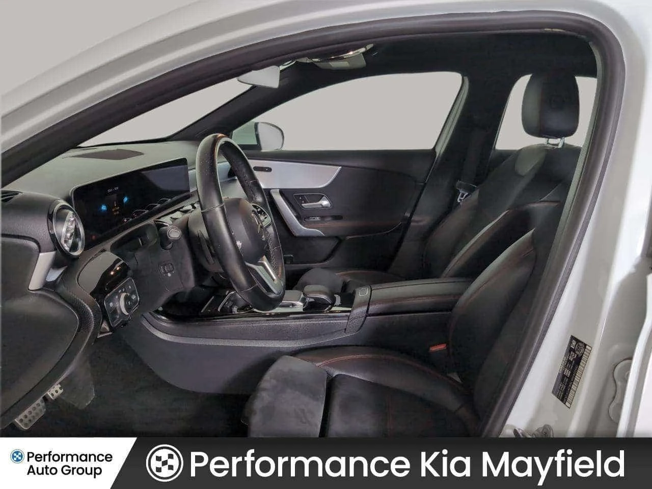 Mercedes-Benz A 220 4MATIC | Sunroof | AMG Pkg | CARFAX, снимка 11 - Автомобили и джипове - 56248407