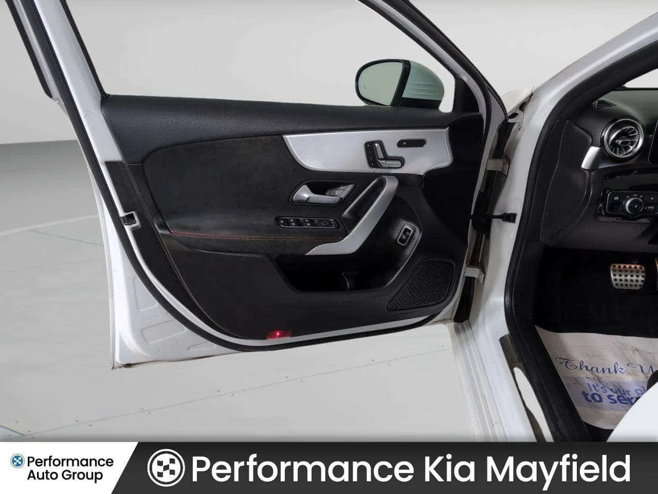 Mercedes-Benz A 220 4MATIC | Sunroof | AMG Pkg | CARFAX, снимка 10 - Автомобили и джипове - 56248407