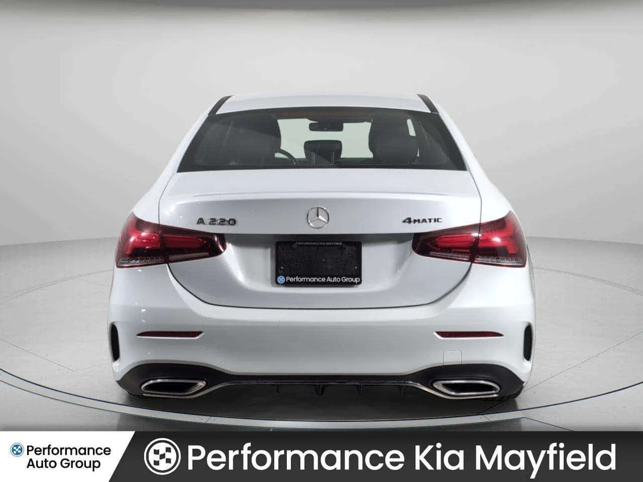 Mercedes-Benz A 220 4MATIC | Sunroof | AMG Pkg | CARFAX, снимка 6 - Автомобили и джипове - 56248407
