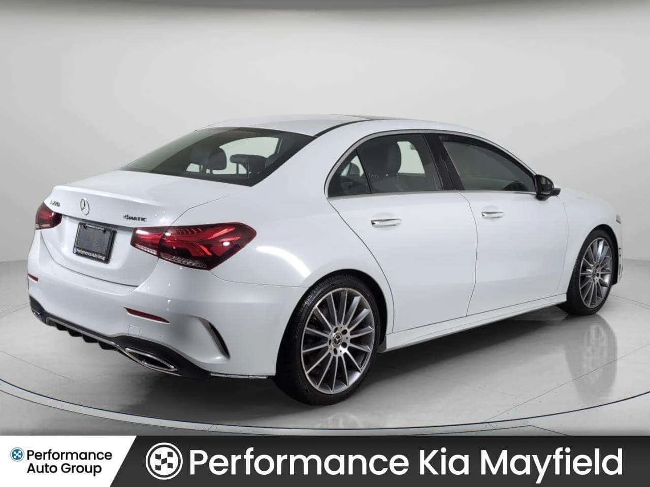 Mercedes-Benz A 220 4MATIC | Sunroof | AMG Pkg | CARFAX, снимка 5 - Автомобили и джипове - 56248407