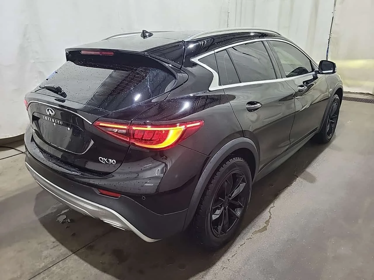 Infiniti QX30  AWD| PANO| ПОДГРЕВИ| CARFAX , снимка 3 - Автомобили и джипове - 53947940