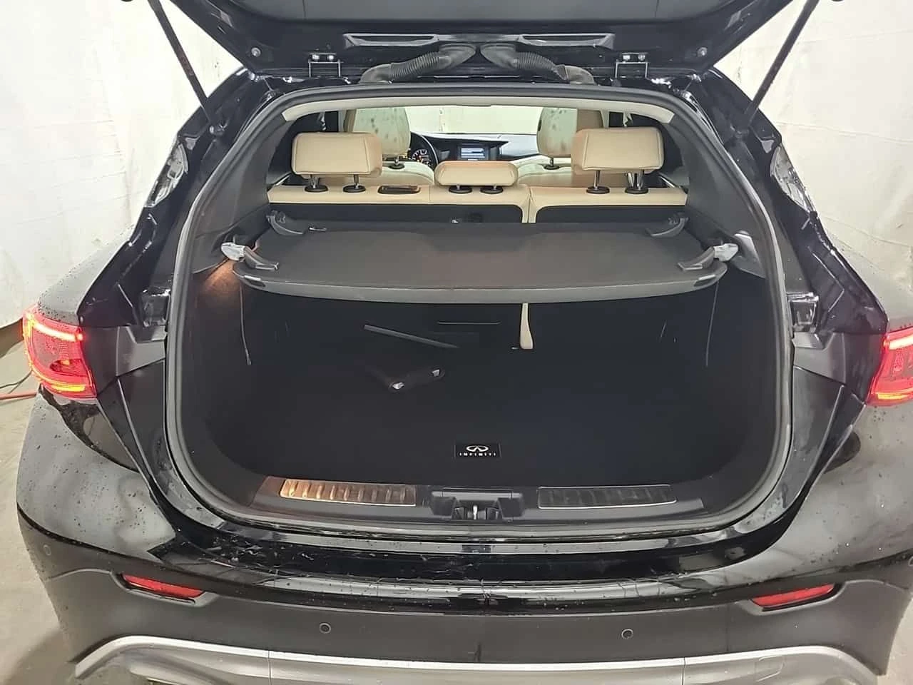 Infiniti QX30  AWD| PANO| ПОДГРЕВИ| CARFAX , снимка 15 - Автомобили и джипове - 53947940