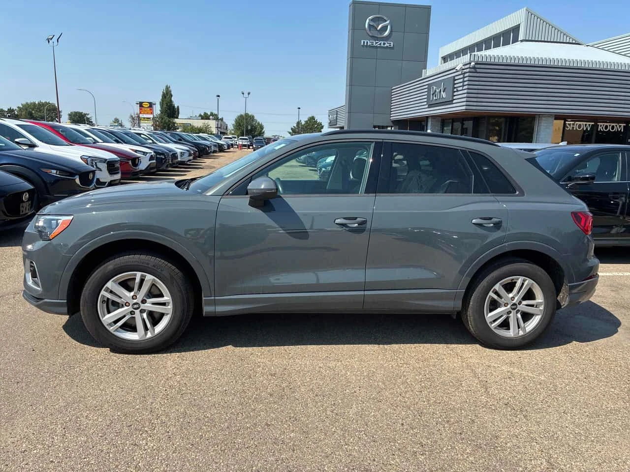 Audi Q3  Komfort  / DISTRONIC / LED / CARFAX , снимка 2 - Автомобили и джипове - 55538155