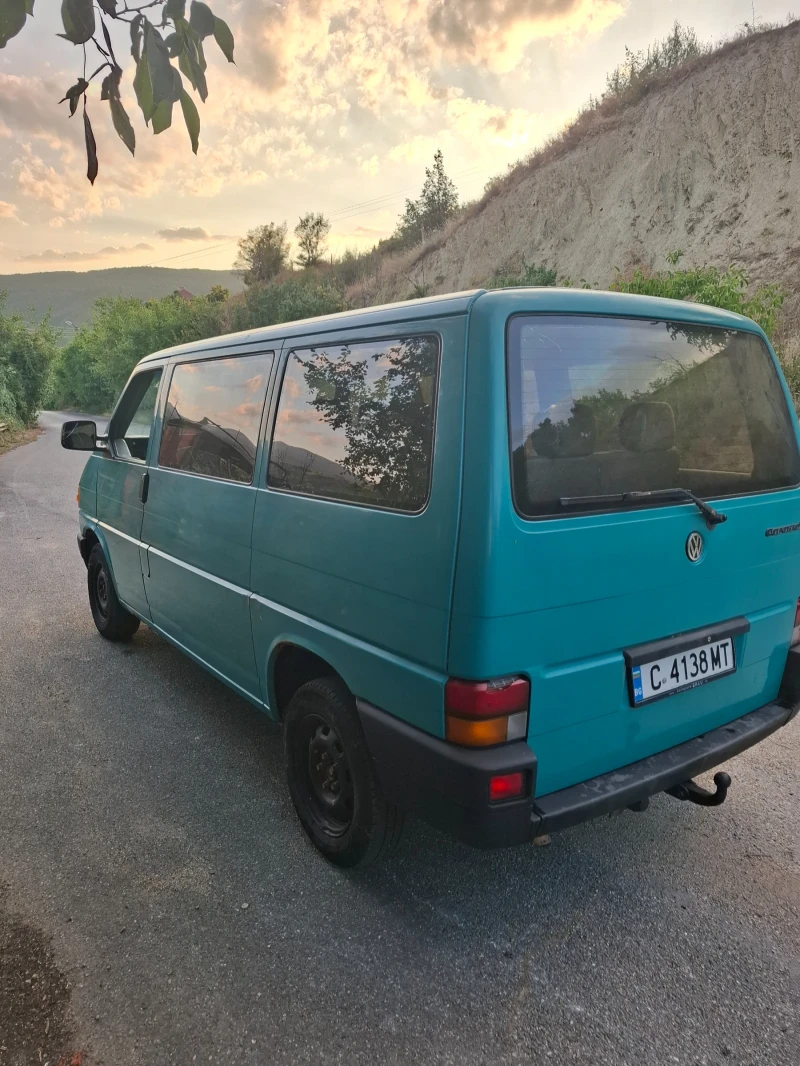 VW Caravelle 2.4D, снимка 2 - Бусове и автобуси - 51747349