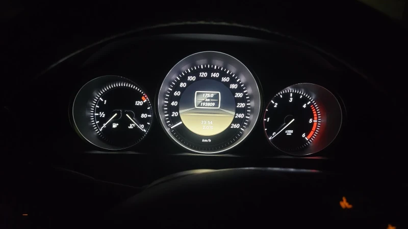 Mercedes-Benz C 180, снимка 10 - Автомобили и джипове - 52807850