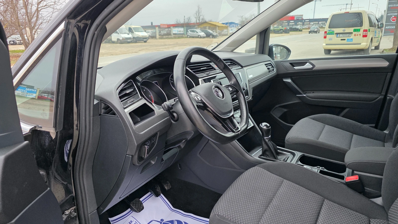 VW Touran KATO ЧИСТО НОВ/1.6d/110hp/7m, снимка 7 - Автомобили и джипове - 53879719