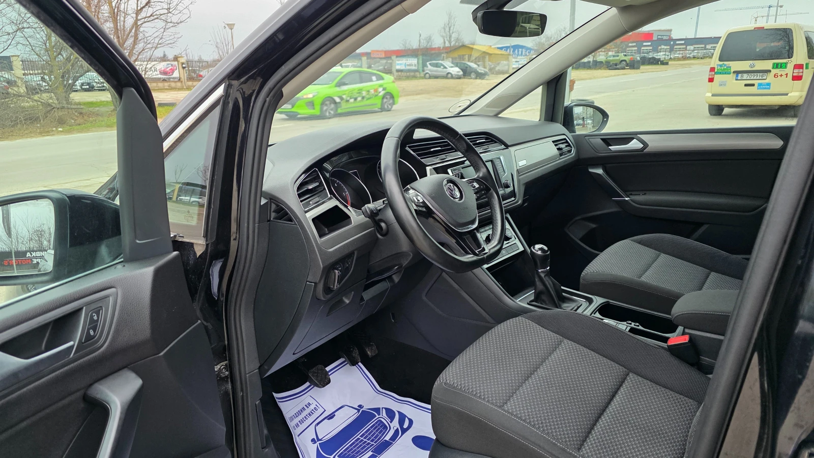 VW Touran KATO ЧИСТО НОВ/1.6d/110hp/7m, снимка 6 - Автомобили и джипове - 53879719