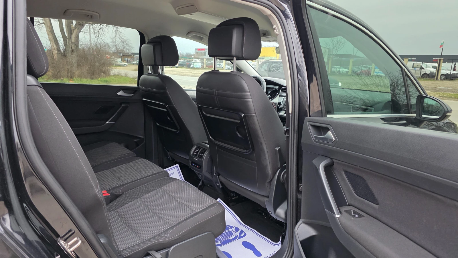 VW Touran KATO ЧИСТО НОВ/1.6d/110hp/7m, снимка 10 - Автомобили и джипове - 53879719