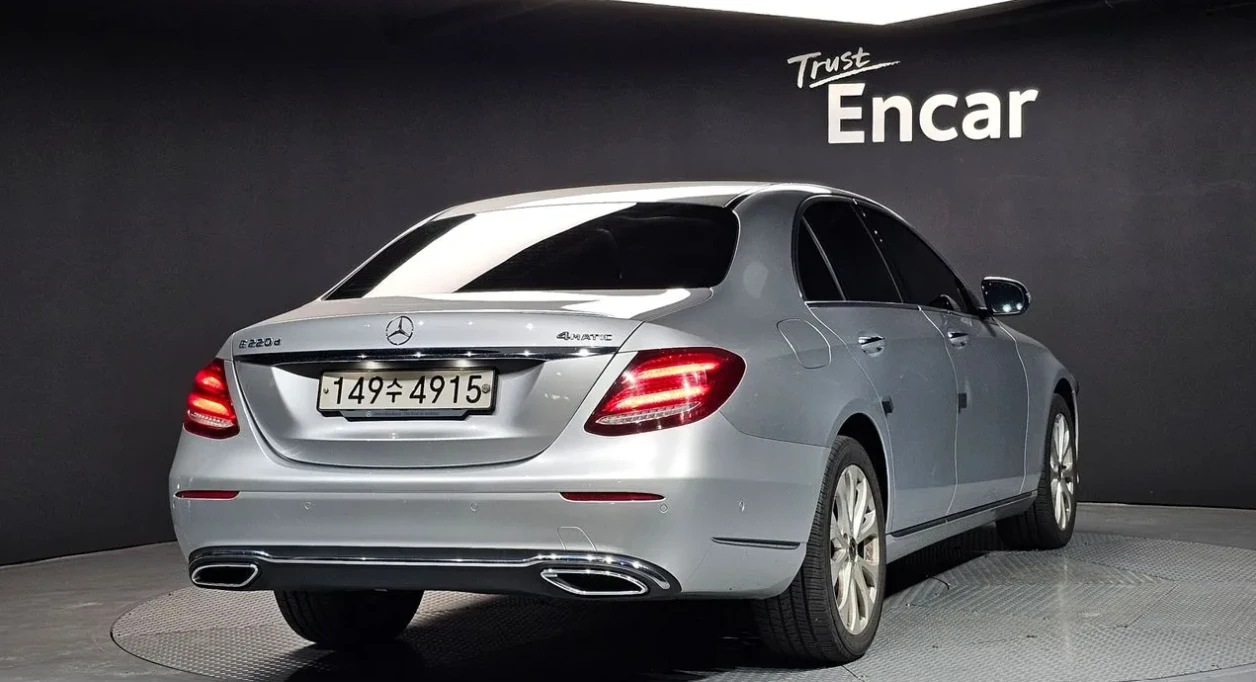 Mercedes-Benz E 220 d 4MATIC Exclusive, снимка 2 - Автомобили и джипове - 54367463