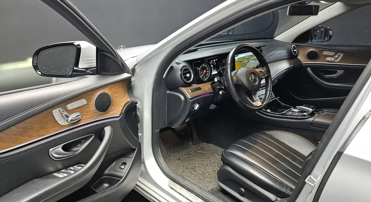 Mercedes-Benz E 220 d 4MATIC Exclusive, снимка 7 - Автомобили и джипове - 54367463