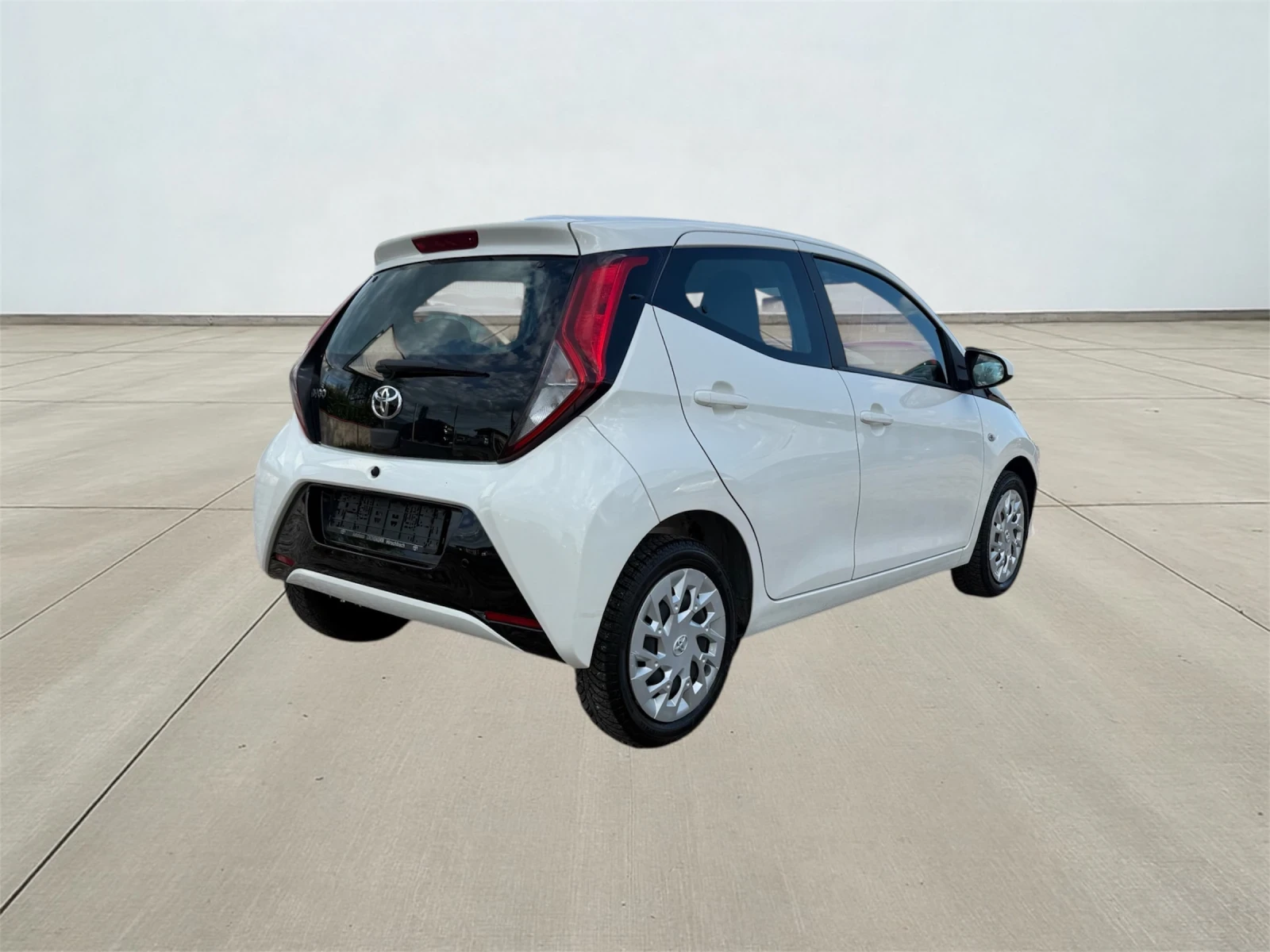 Toyota Aygo 1.0/Nav/Camera/Cruise control/PDC/LED, снимка 2 - Автомобили и джипове - 54601579