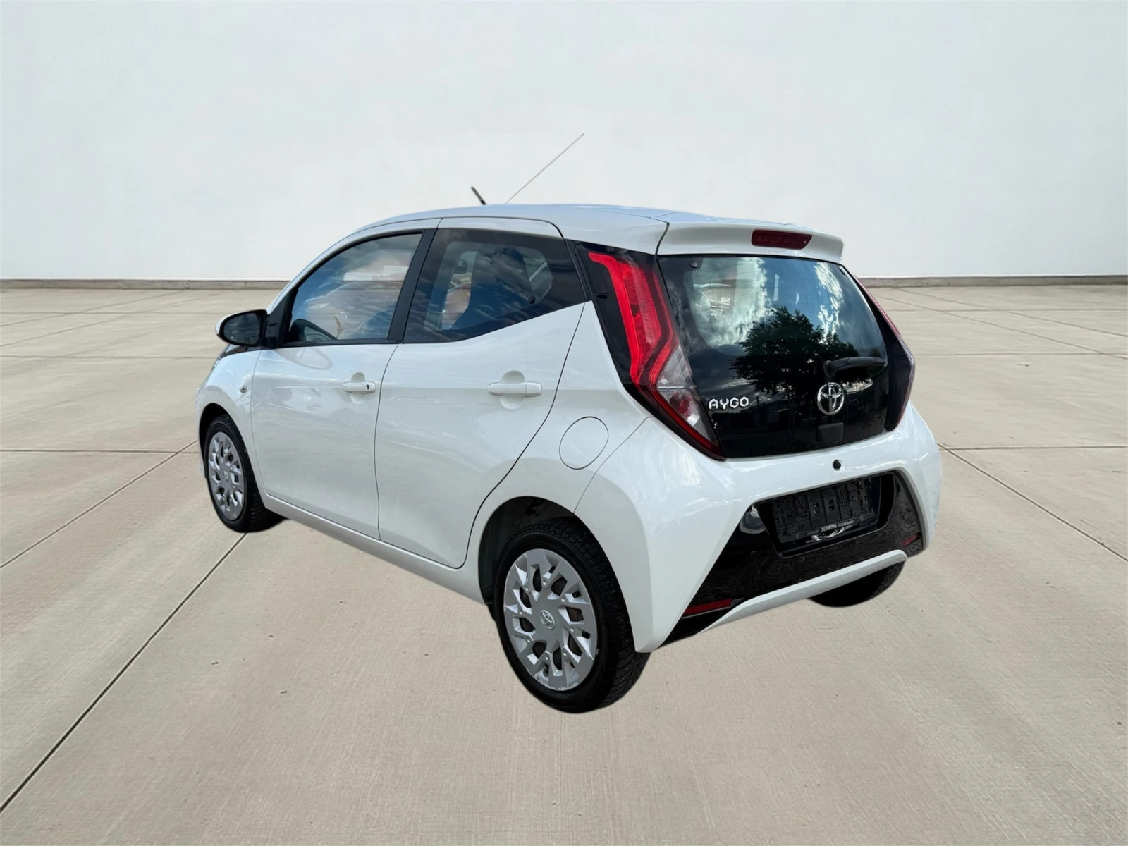 Toyota Aygo 1.0/Nav/Camera/Cruise control/PDC/LED, снимка 4 - Автомобили и джипове - 54601579