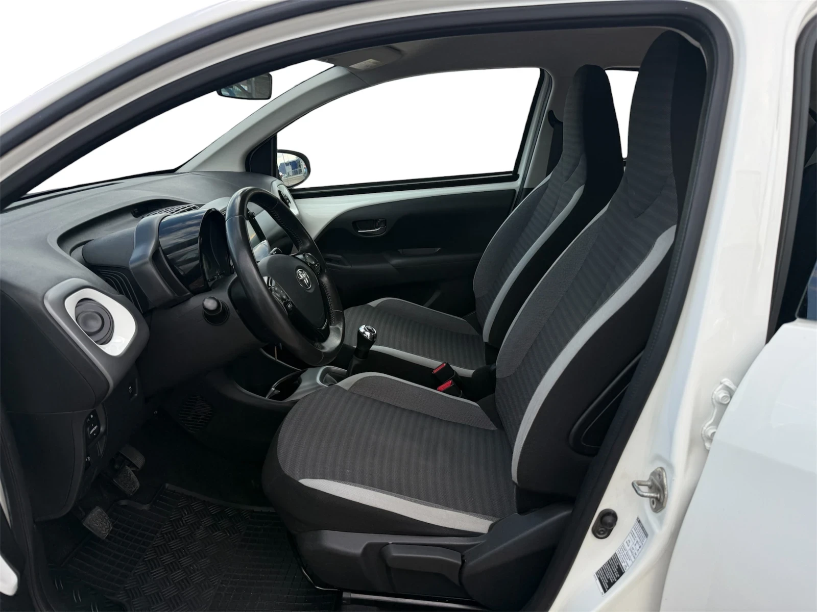 Toyota Aygo 1.0/Nav/Camera/Cruise control/PDC/LED, снимка 7 - Автомобили и джипове - 54601579