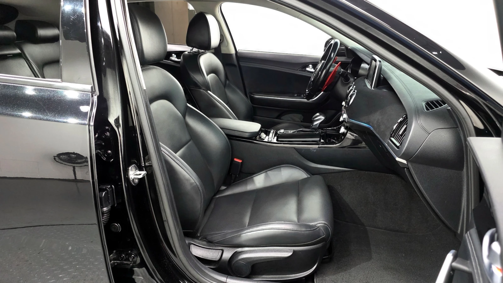 Kia Stinger 2.0* ПОДГРЕВ ВОЛАН* КРАЙНА ЦЕНА, снимка 10 - Автомобили и джипове - 55496159