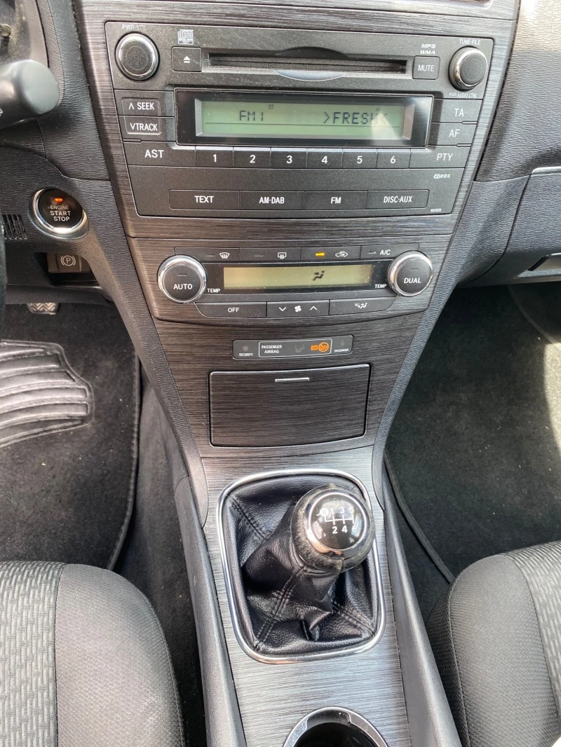 Toyota Avensis 2.0 Швейц Keyless, снимка 11 - Автомобили и джипове - 46747900