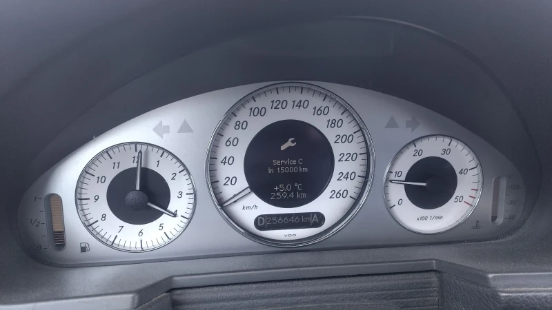 Mercedes-Benz E 320 Avangarde, снимка 17 - Автомобили и джипове - 48513244