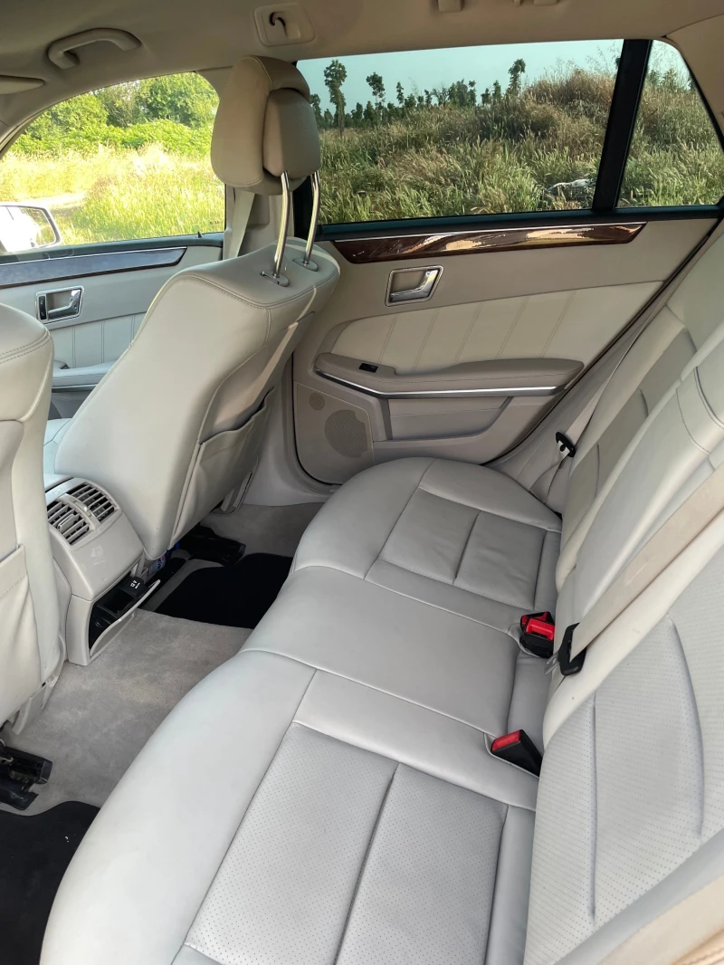 Mercedes-Benz E 220, снимка 9 - Автомобили и джипове - 52738513
