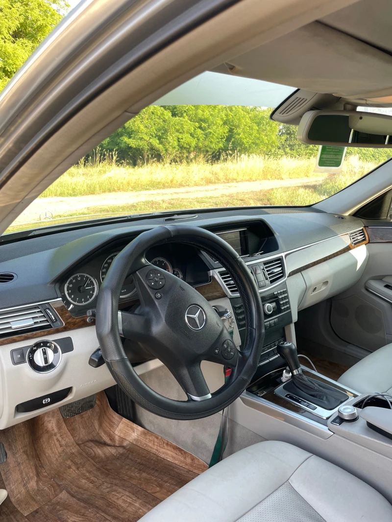 Mercedes-Benz E 220, снимка 3 - Автомобили и джипове - 52738513