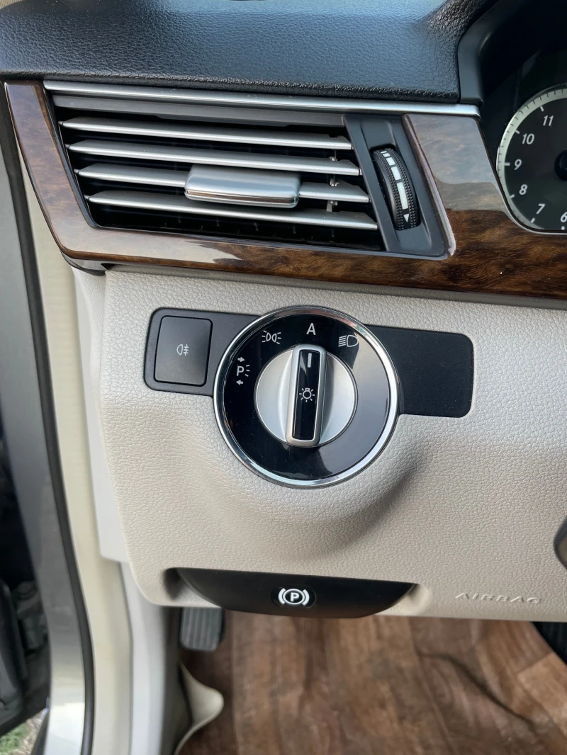 Mercedes-Benz E 220, снимка 6 - Автомобили и джипове - 52738513