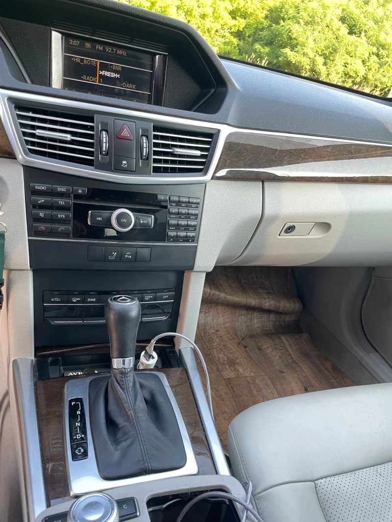 Mercedes-Benz E 220, снимка 7 - Автомобили и джипове - 52738513
