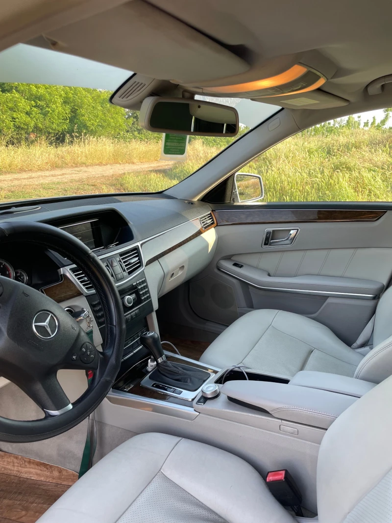Mercedes-Benz E 220, снимка 4 - Автомобили и джипове - 52738513