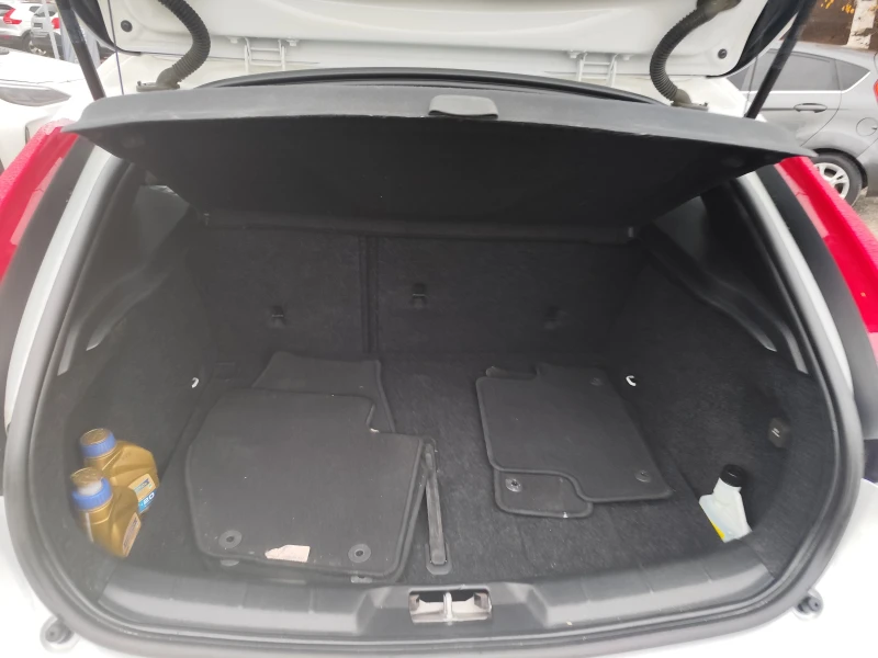 Volvo V40 1.5i* АВТОМАТИК* LED/XENON* NAVI* EURO6D* , снимка 14 - Автомобили и джипове - 52575910