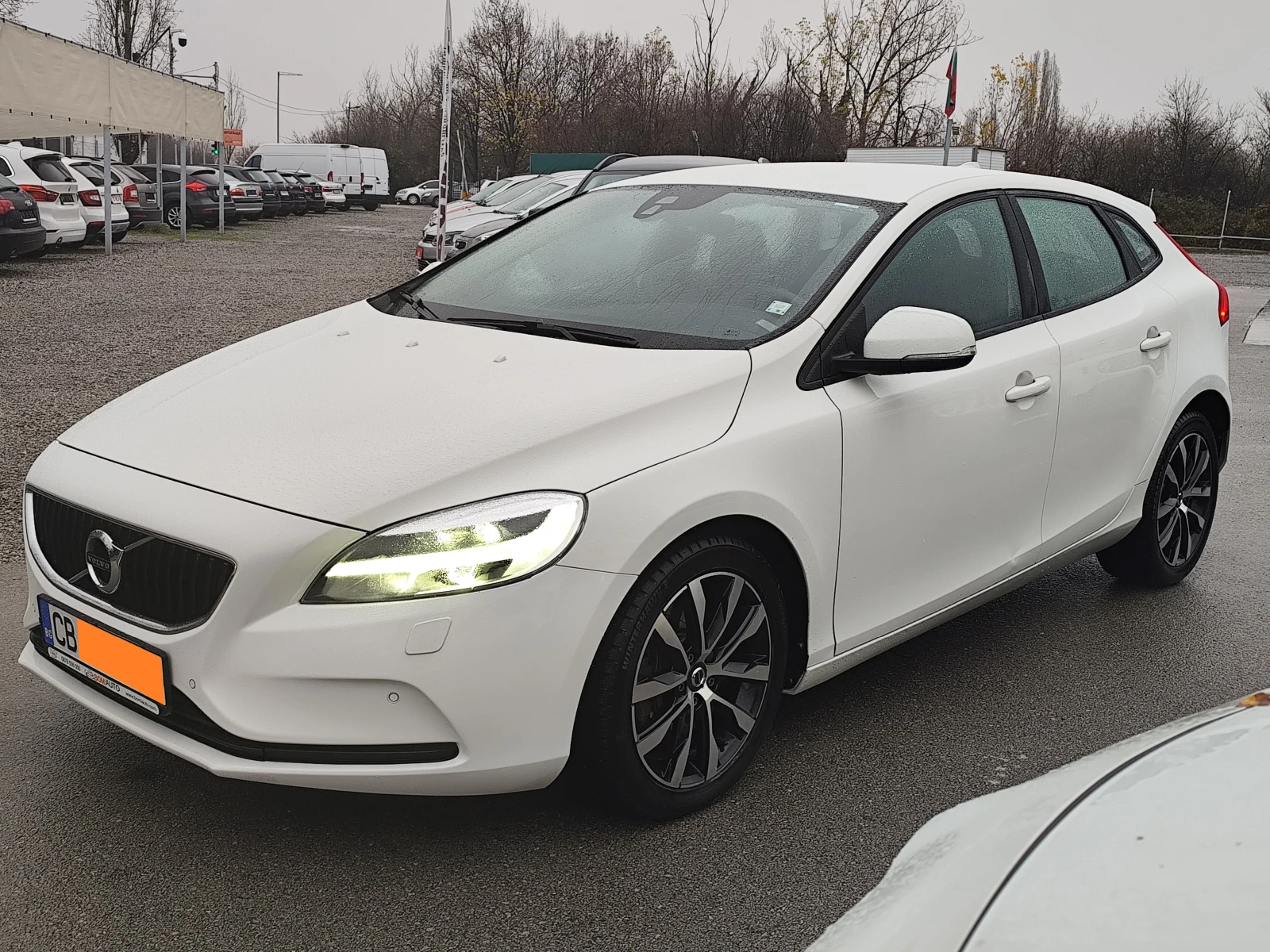 Volvo V40 1.5i* АВТОМАТИК* LED/XENON* NAVI* EURO6D* , снимка 1
