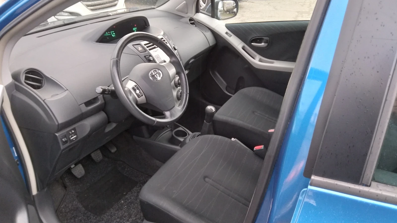 Toyota Yaris 1.3 I  87кс.Бензин, снимка 5 - Автомобили и джипове - 54296962