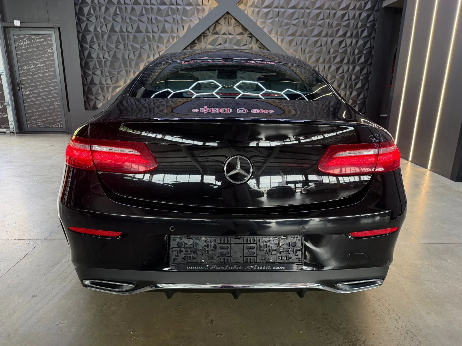 Mercedes-Benz E 220 d COUPE * AMG * BURMESTER * LED * КАМЕРА * , снимка 4 - Автомобили и джипове - 54695376